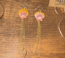 Load image into Gallery viewer, Hawaiian Sunrise Shell Luna Earrings
