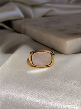 Load image into Gallery viewer, Vintage Shell Ring
